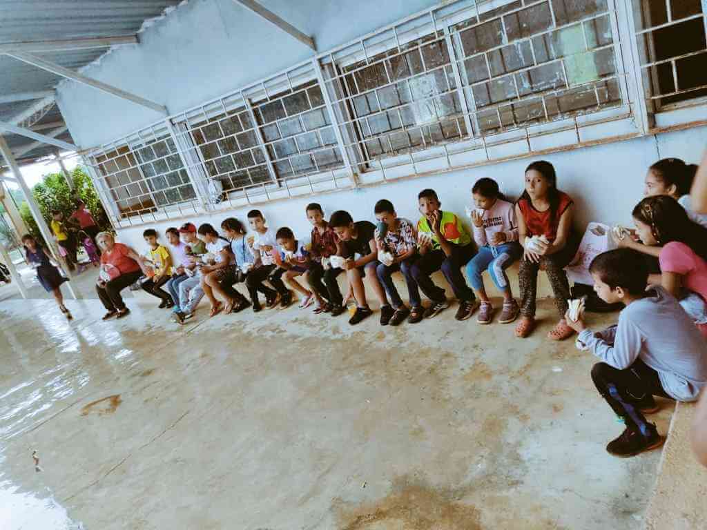 A picture showing several school children in Venezuela