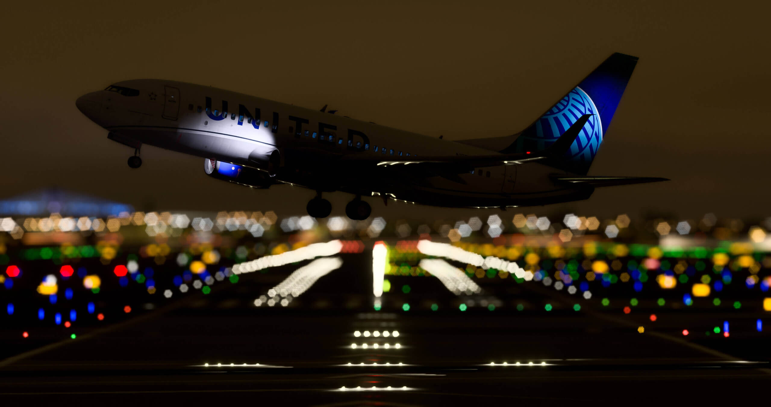 A United Airlines Boeing 737 lands at night