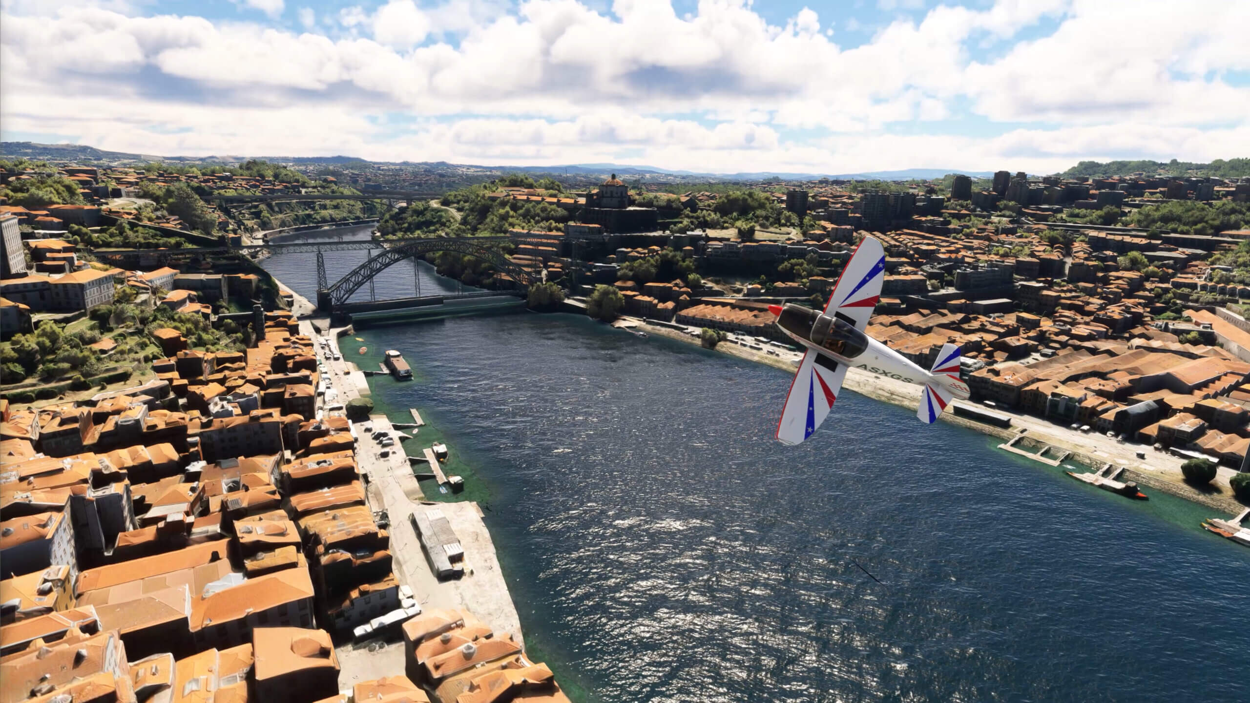 A Robin Cap10 flies over Porto.
