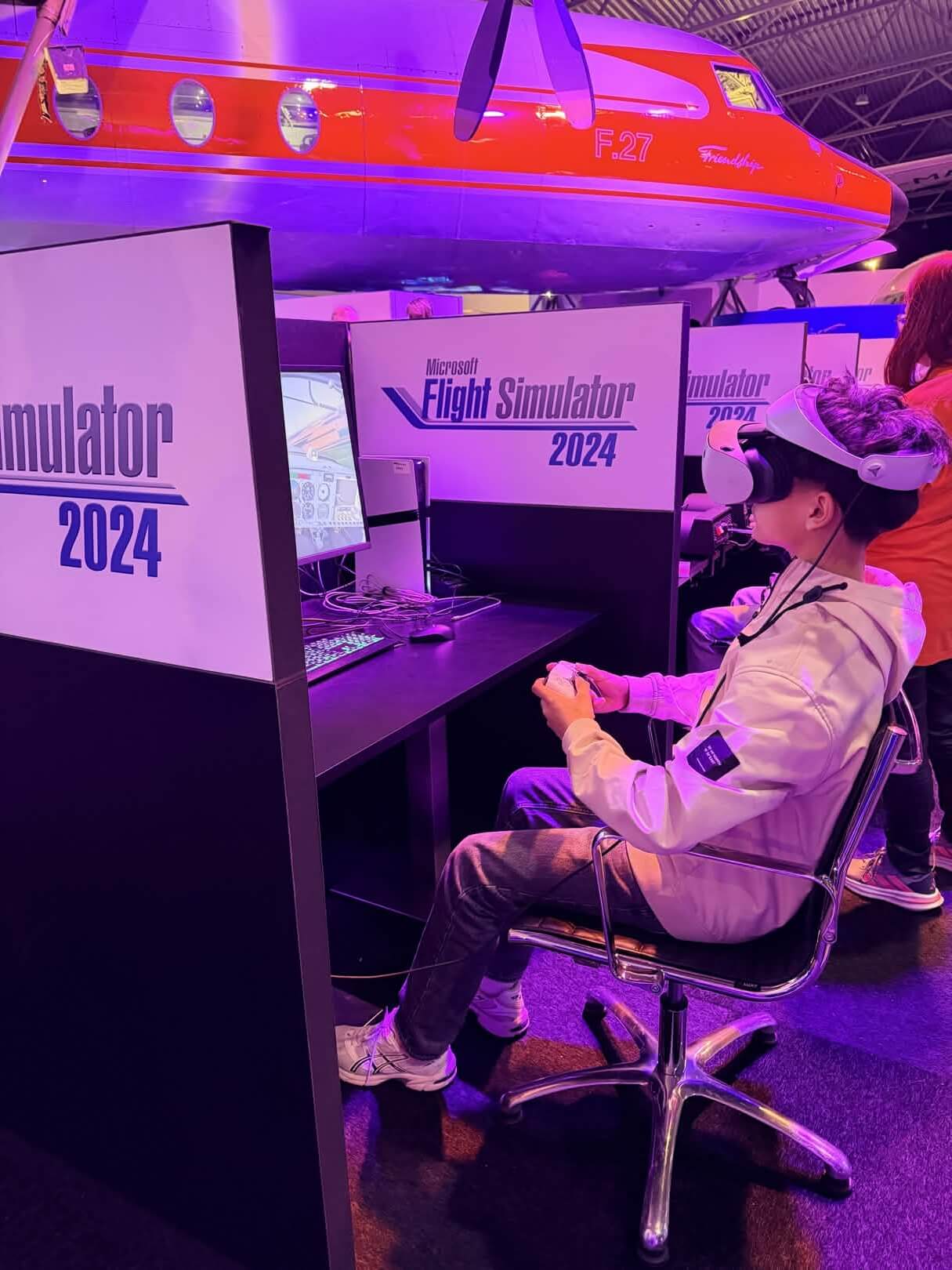 A booth attendee tries PSVR2 support on MSFS 2024 at FSWeekend 2026.